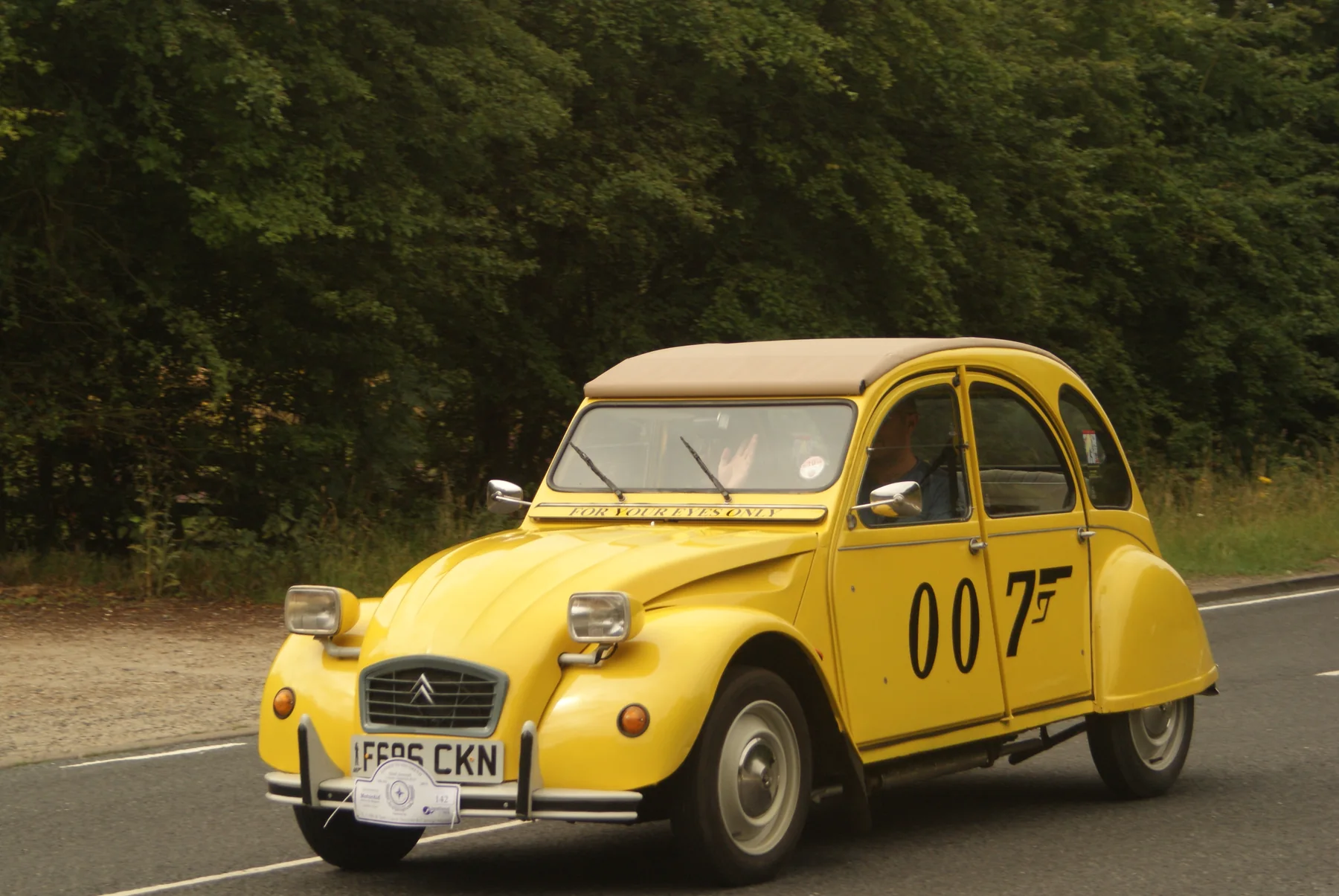 Citroën 2CV auf einer Landstraße